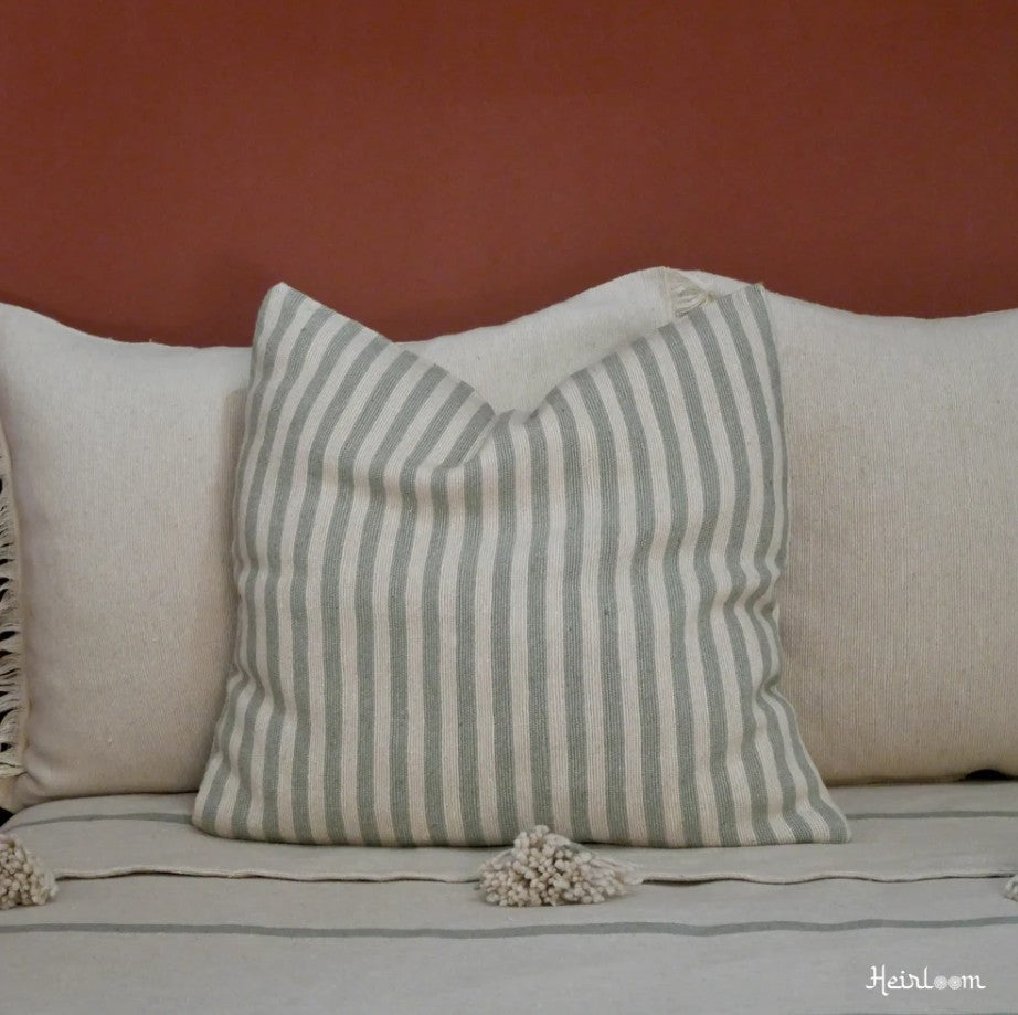 Ensemble Déco "Douceur Rayée" – Édition Olive | 4 Coussins Assortis & Plaid Élégant - The Moroccan Vibrations
