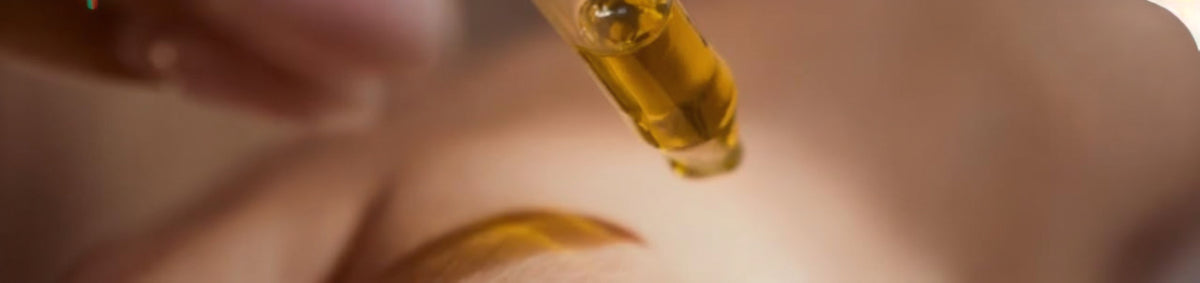 Goutte d'huile d'argan versée sur la peau