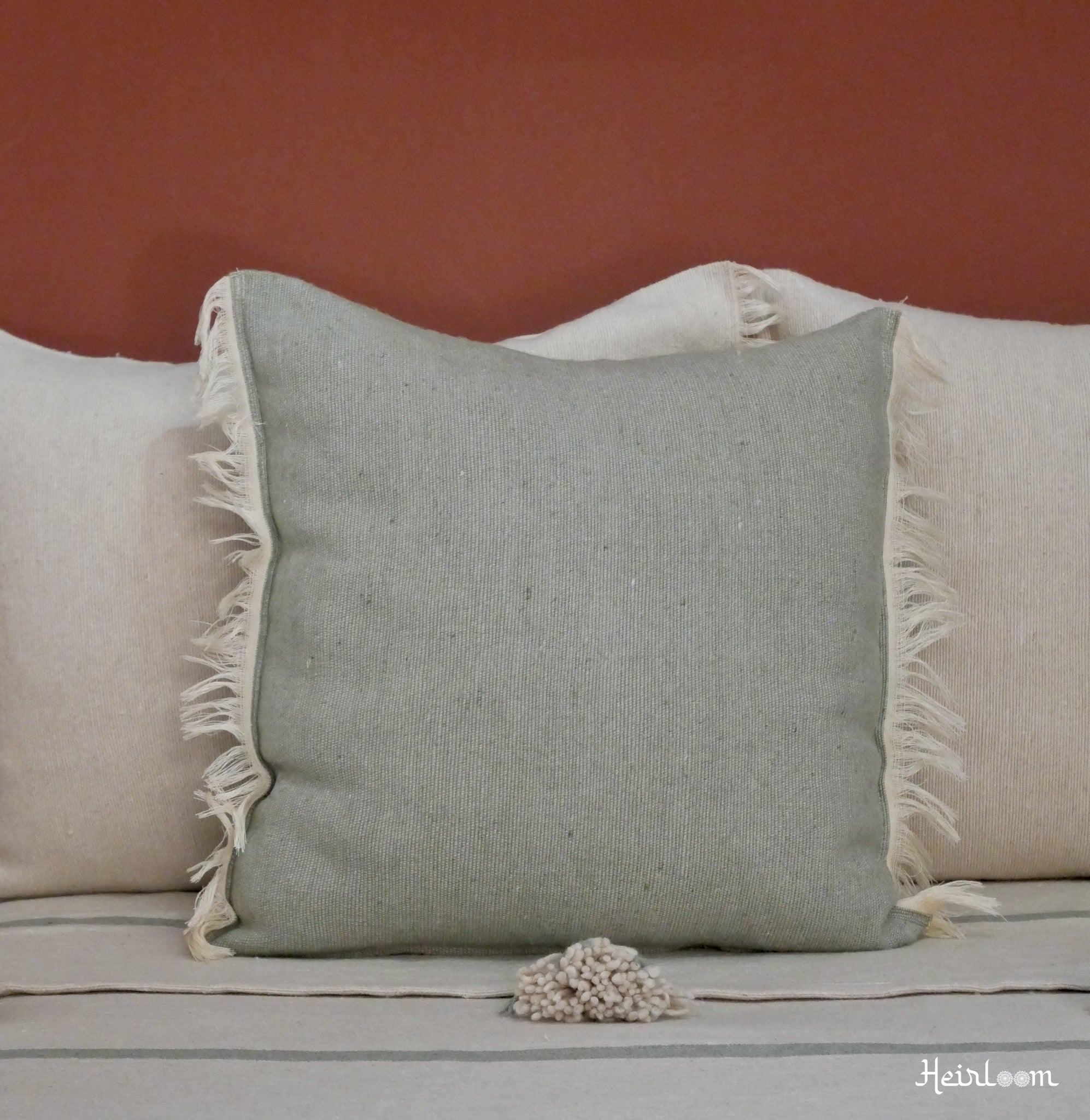 Ensemble Déco "Douceur Rayée" – Édition Olive | 4 Coussins Assortis & Plaid Élégant - The Moroccan Vibrations