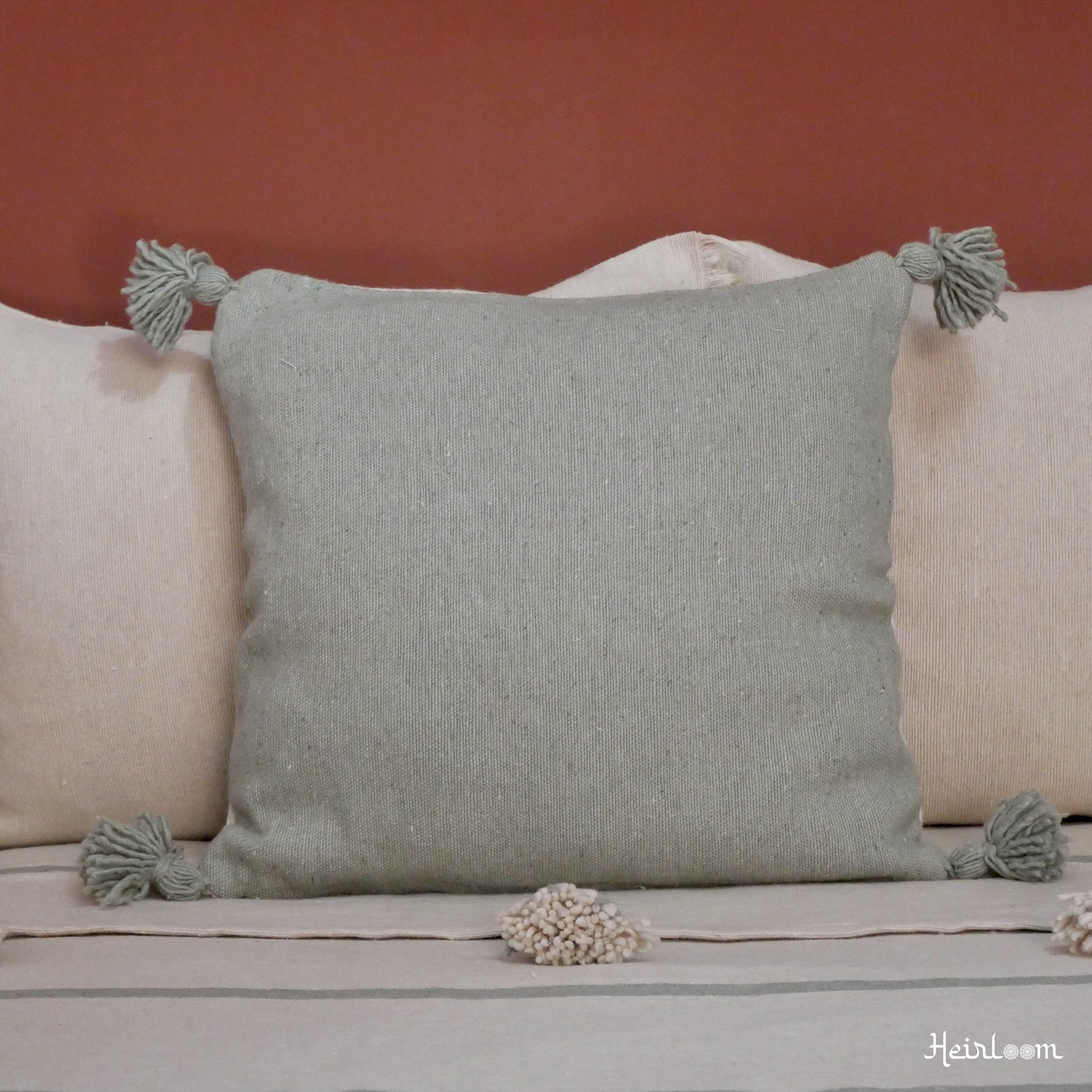 Ensemble Déco "Douceur Rayée" – Édition Olive | 4 Coussins Assortis & Plaid Élégant - The Moroccan Vibrations