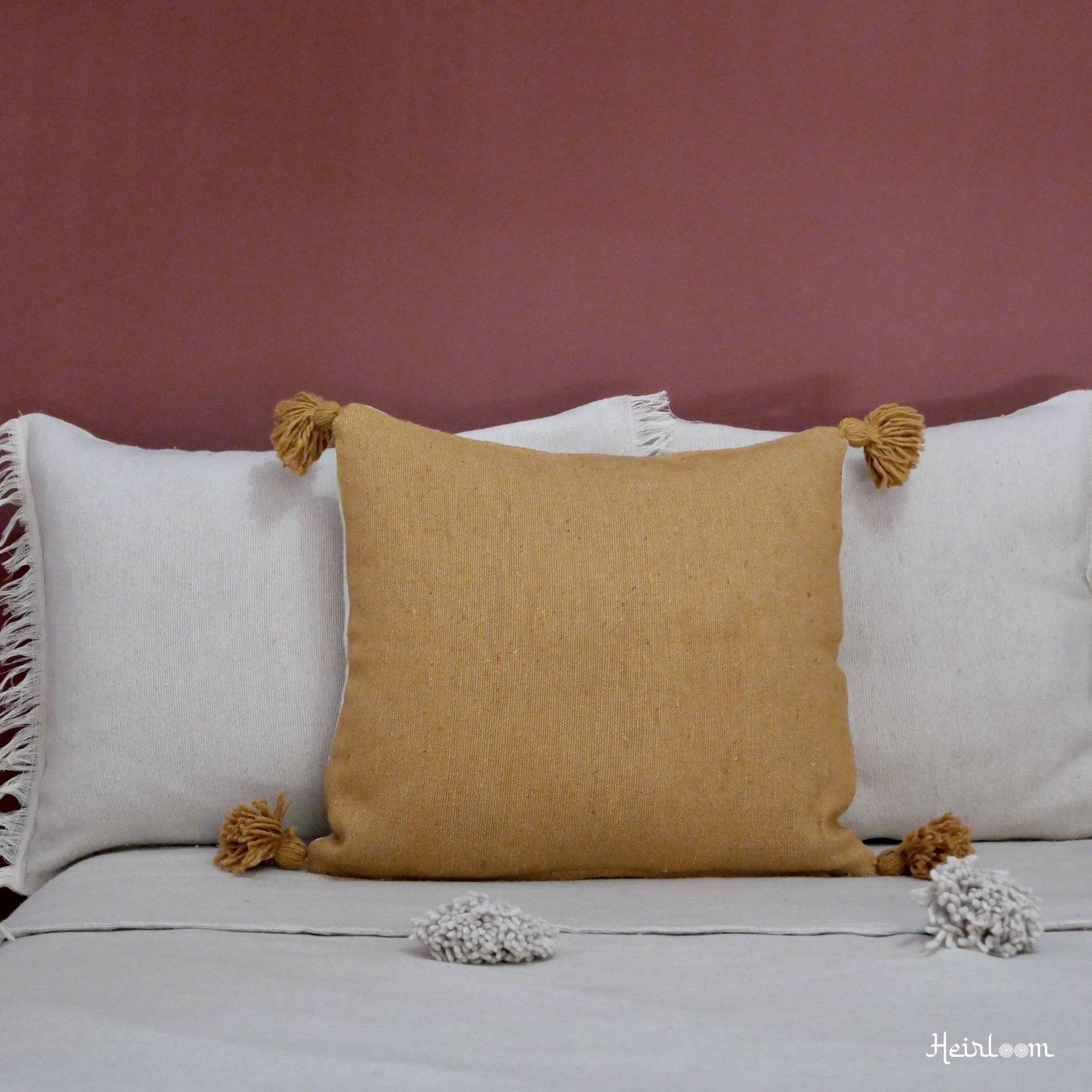 Ensemble Déco "Douceur Rayée" – Edition Safran | 4 Coussins Assortis & Plaid Élégant - The Moroccan Vibrations