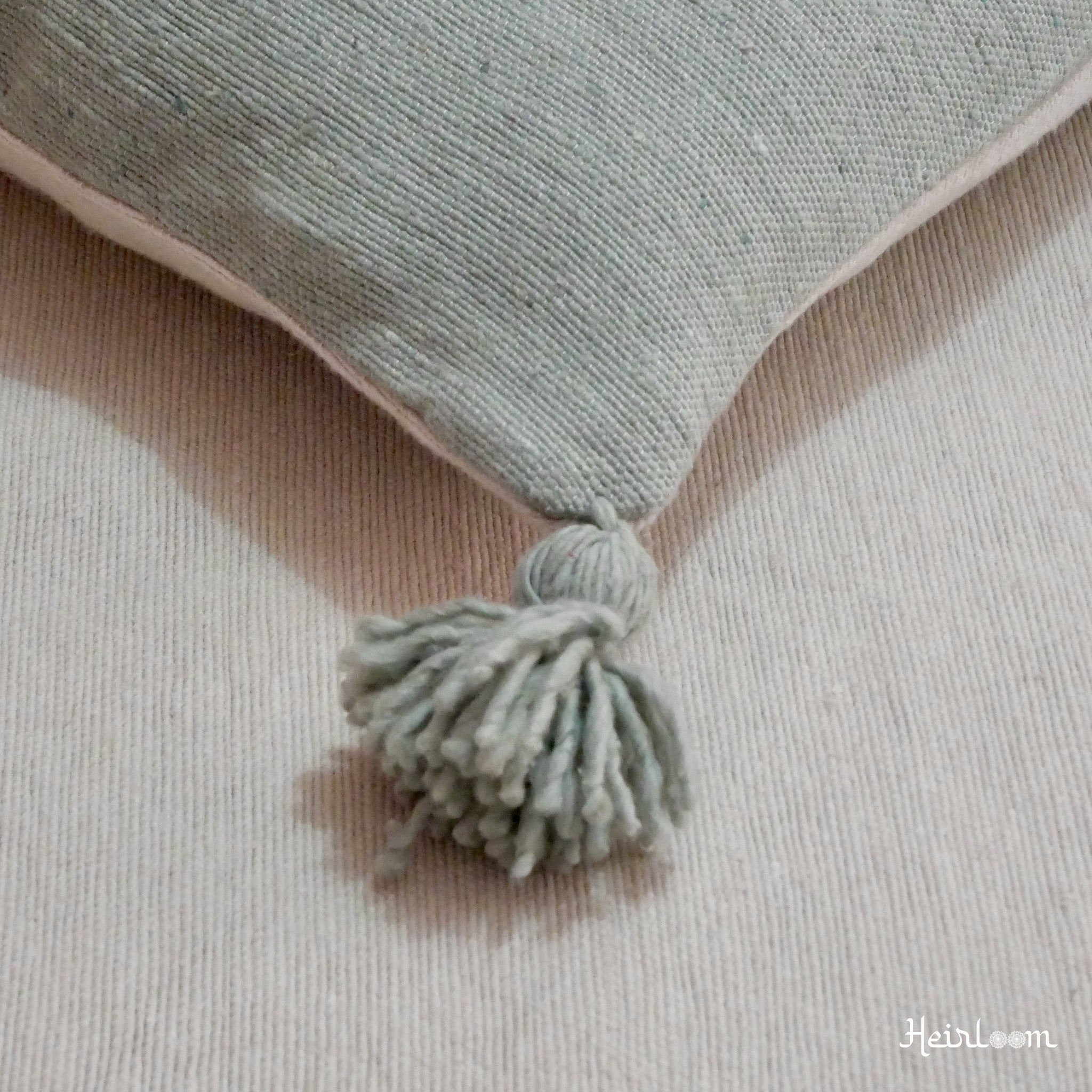 Ensemble Déco "Douceur Rayée" – Édition Olive | 4 Coussins Assortis & Plaid Élégant - The Moroccan Vibrations