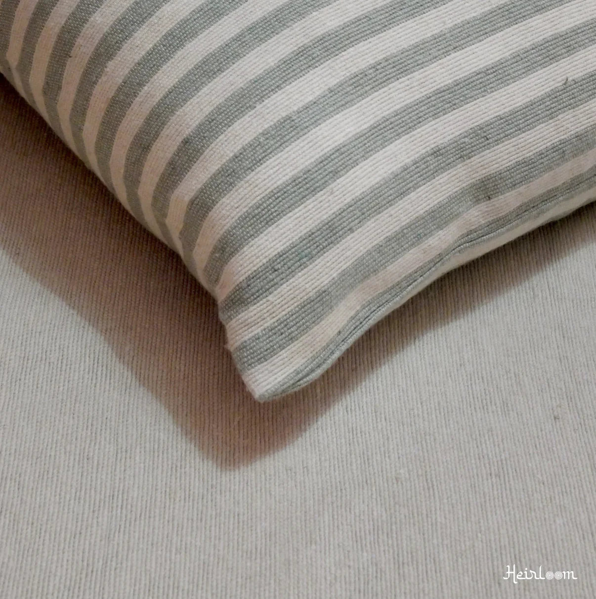Ensemble Déco "Douceur Rayée" – Édition Olive | 4 Coussins Assortis & Plaid Élégant - The Moroccan Vibrations