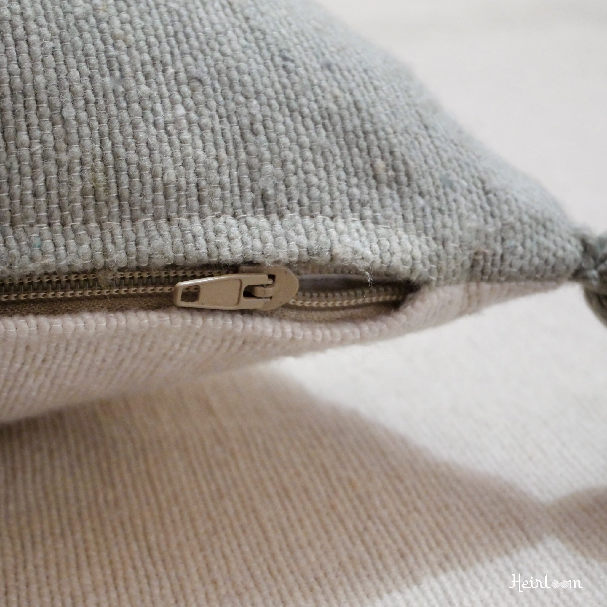 Ensemble Déco "Douceur Rayée" – Édition Olive | 4 Coussins Assortis & Plaid Élégant - The Moroccan Vibrations