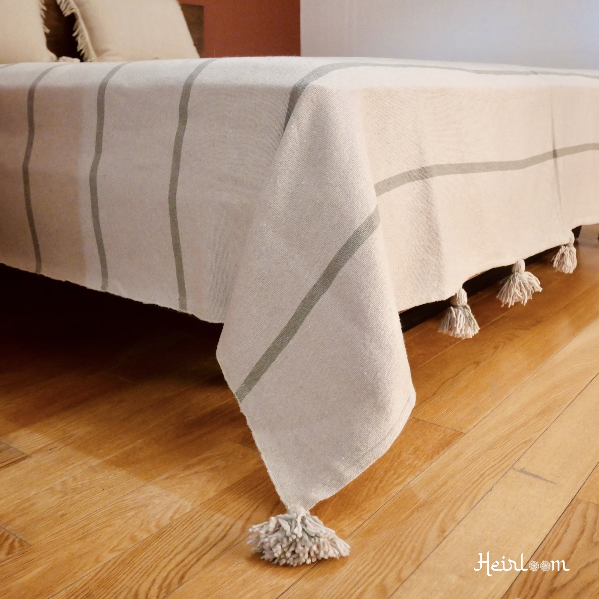 Couvre-lit rayé et ses coussins assortis- Édition Crème et Olive - The Moroccan Vibrations