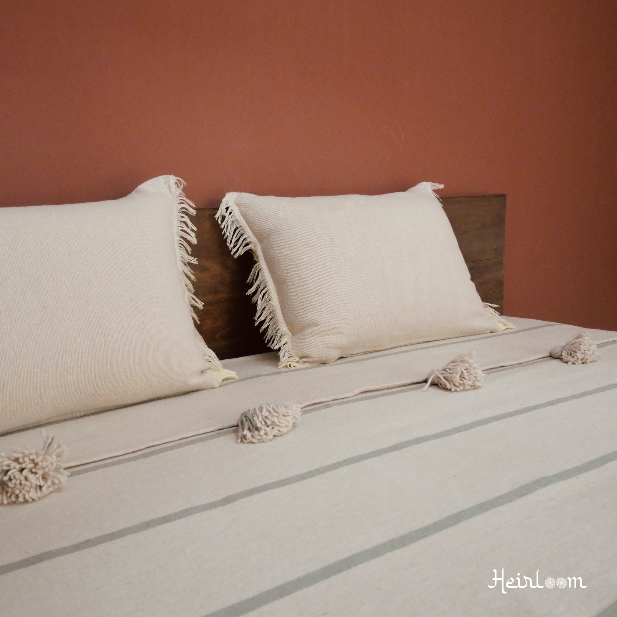 Couvre-lit rayé et ses coussins assortis- Édition Crème et Olive - The Moroccan Vibrations