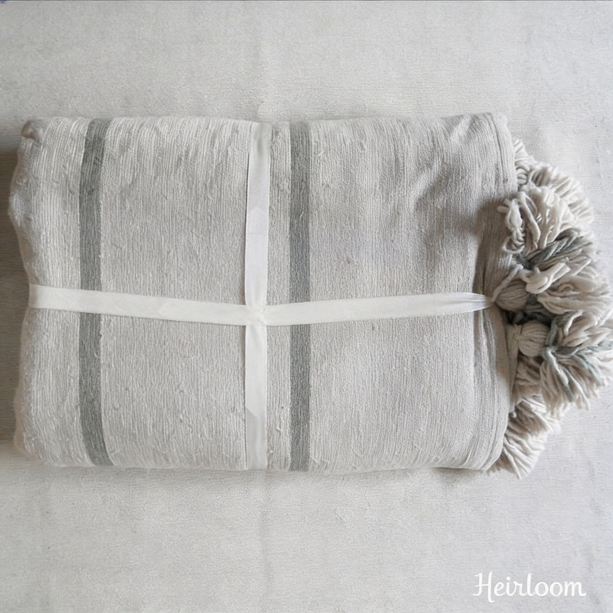 Ensemble Déco "Douceur Rayée" – Édition Olive | 4 Coussins Assortis & Plaid Élégant - The Moroccan Vibrations