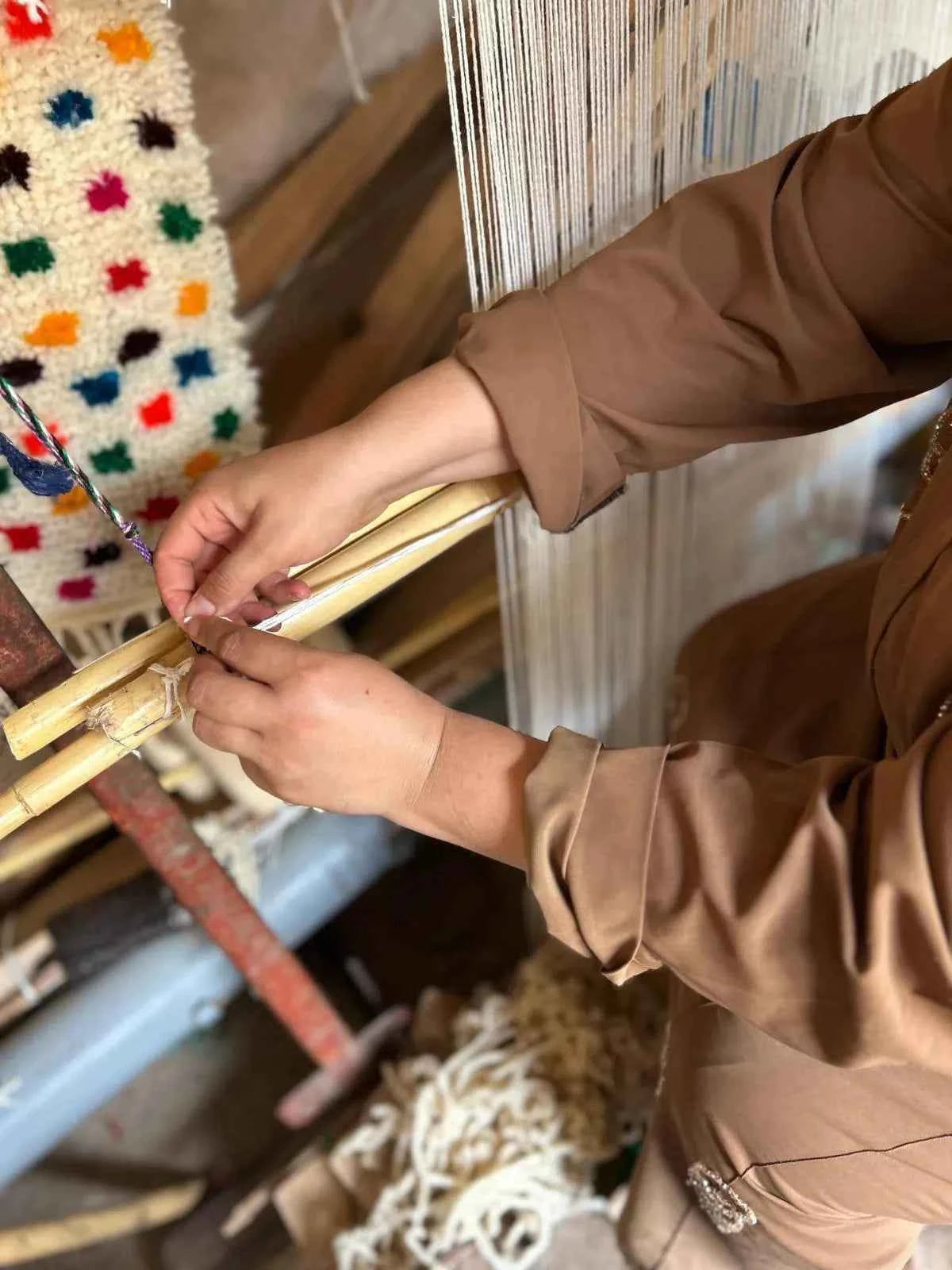 Tapis Azilal Marocain en Laine – Tissé à la Main par Artisans Berbères (Approx 39x59/100 x 150 cm)