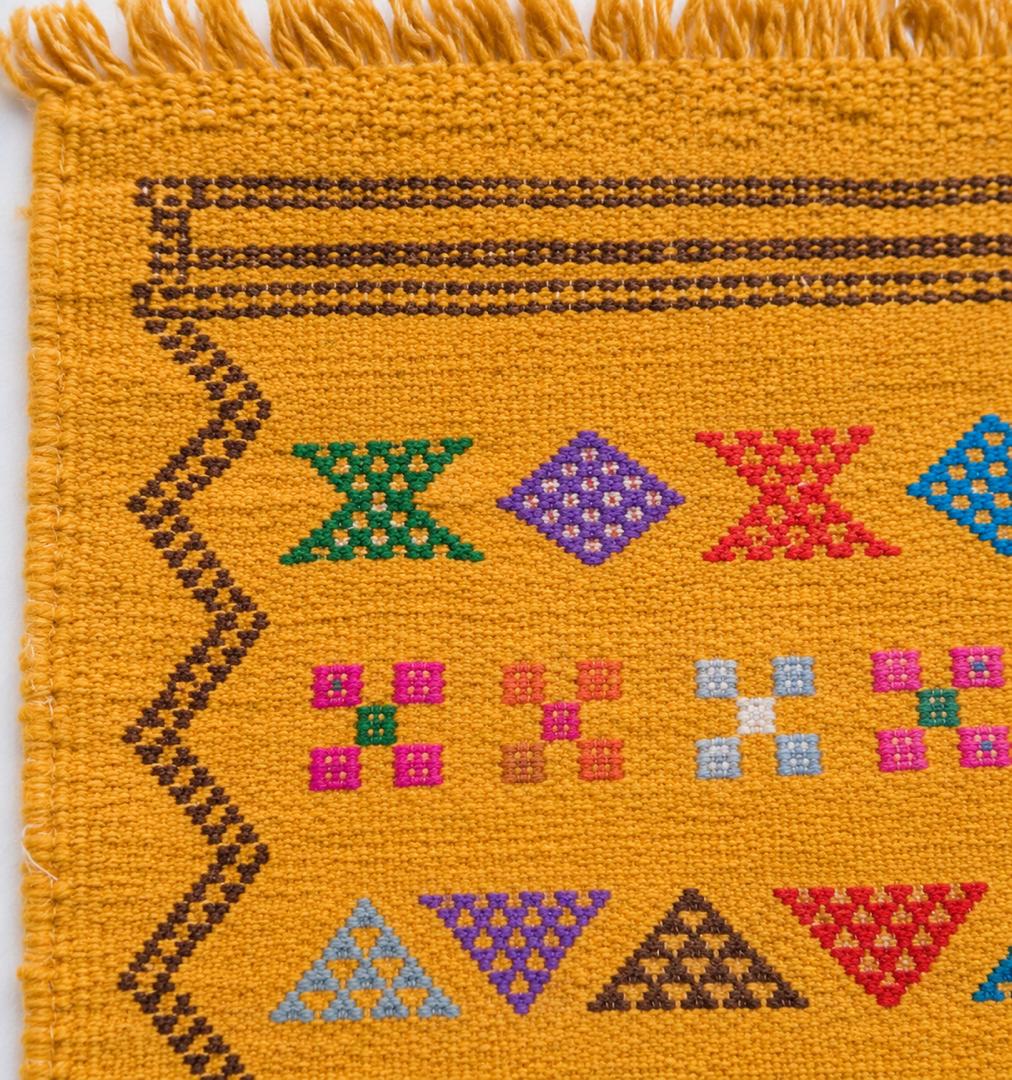 Tapis Marocain en Coton Tissé à la Main – Fond Moutarde, Motifs Géométriques Multicolores (59x98 / 150 x 250 cm)