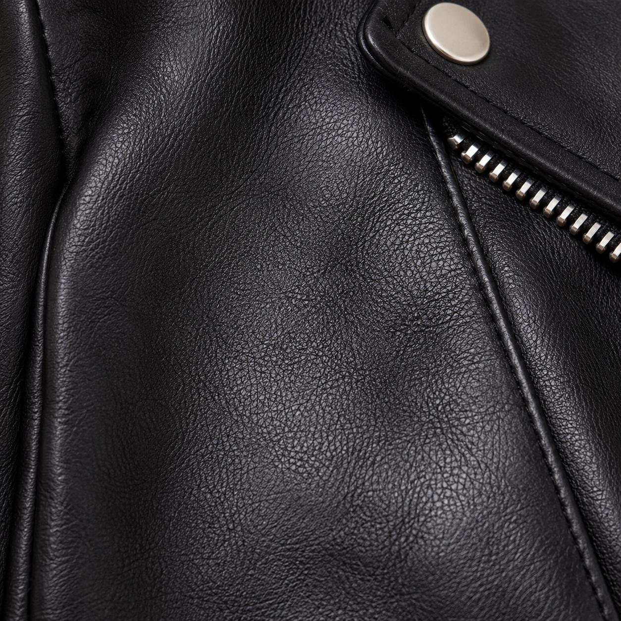 Blouson en cuir véritable L’icône Noire de la marque ORGACUIR, avec fermeture éclair et col classique, porté sur mannequin.
