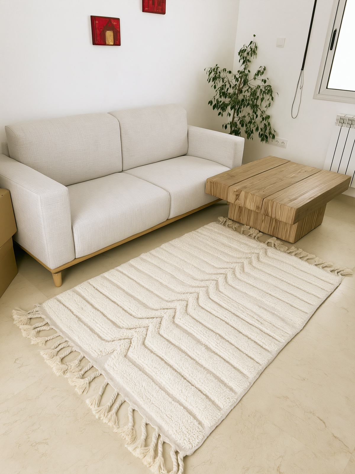 Tapis berbère marocain en laine, tissé à la main par artisans berbères, avec motifs traditionnels, dimensions 100x150 cm.