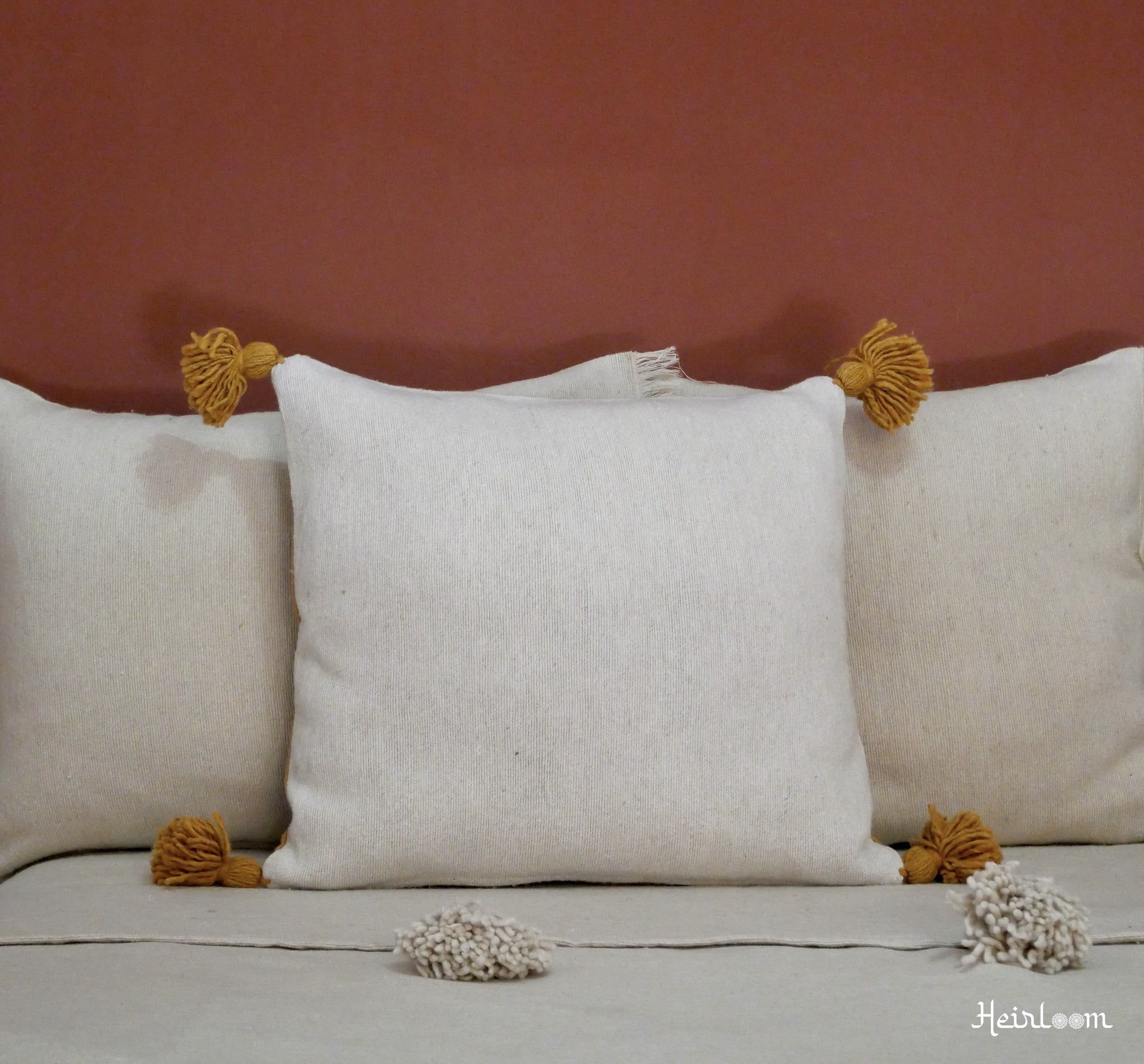 Ensemble Déco "Douceur Rayée" – Edition Safran | 4 Coussins Assortis & Plaid Élégant - The Moroccan Vibrations