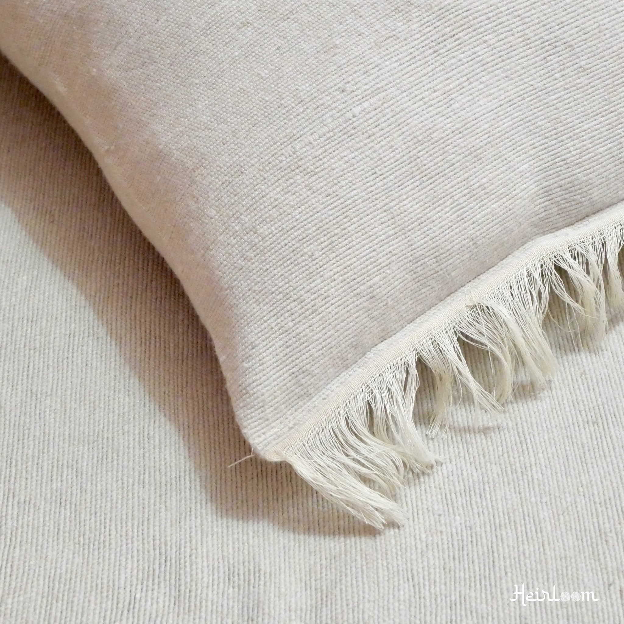 Ensemble Déco "Douceur Rayée" - Édition Grenadine | 4 Coussins Assortis & Plaid Élégant - The Moroccan Vibrations