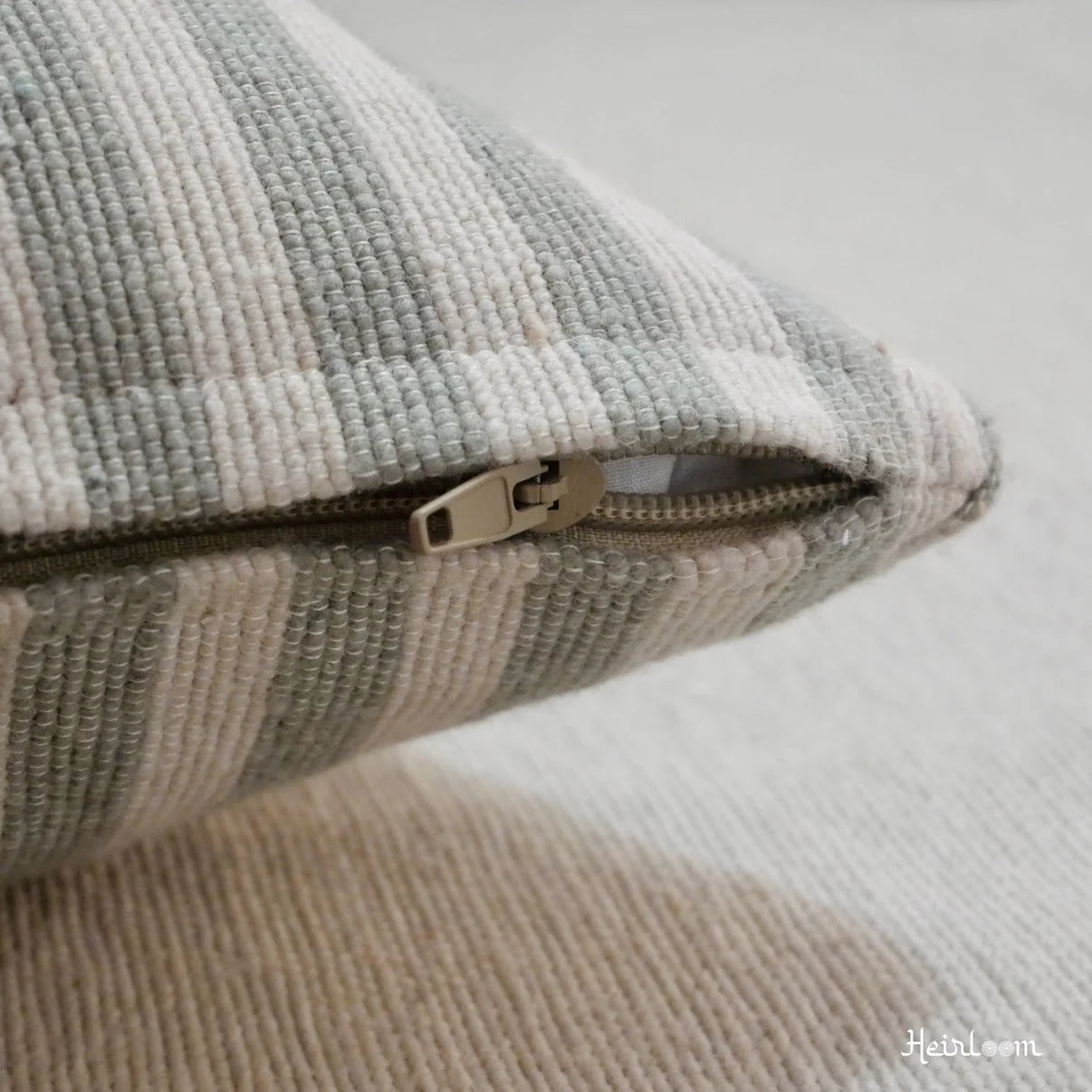 Ensemble Déco "Douceur Rayée" – Édition Olive | 4 Coussins Assortis & Plaid Élégant - The Moroccan Vibrations