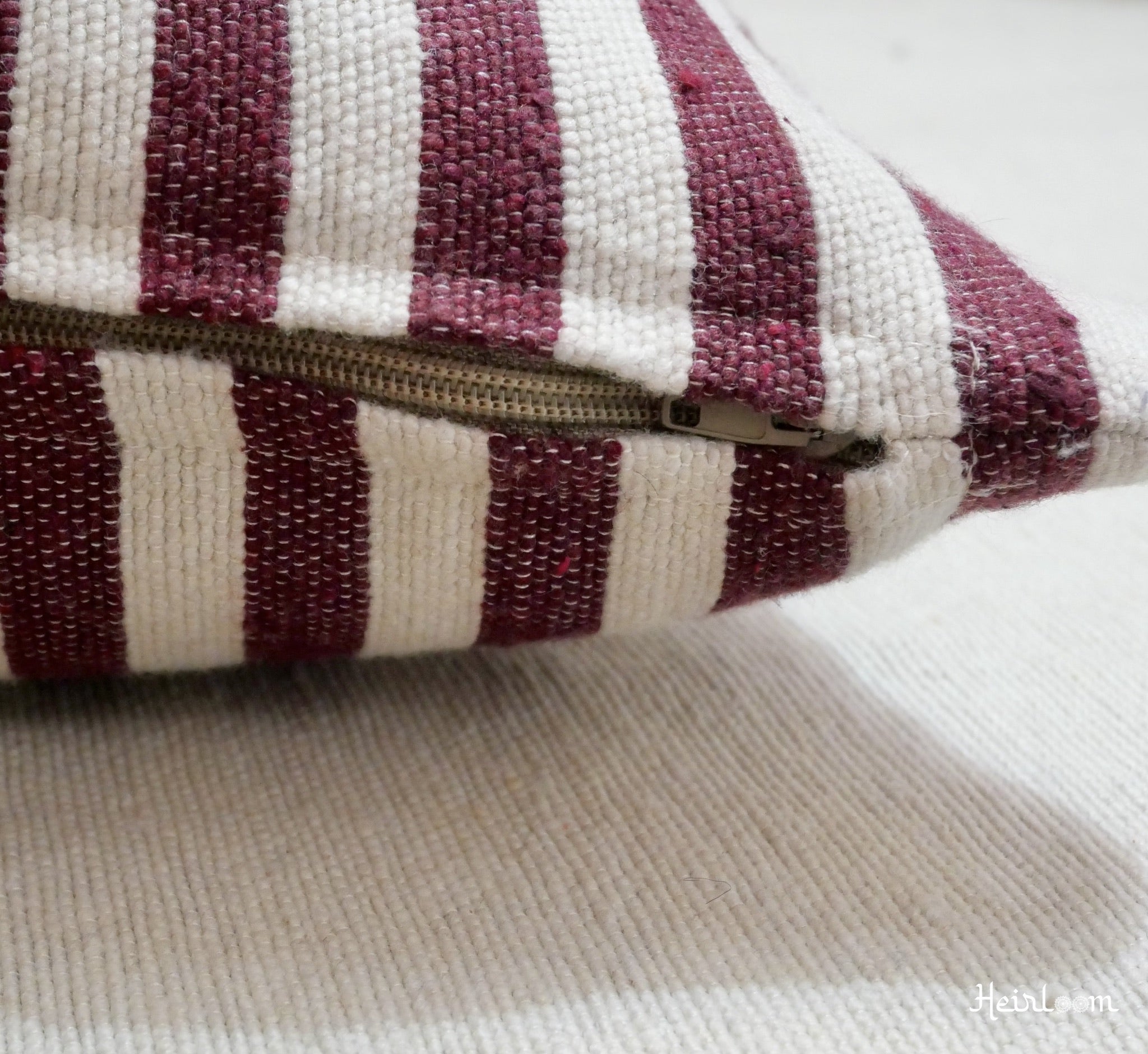 Ensemble Déco "Douceur Rayée" - Édition Grenadine | 4 Coussins Assortis & Plaid Élégant - The Moroccan Vibrations