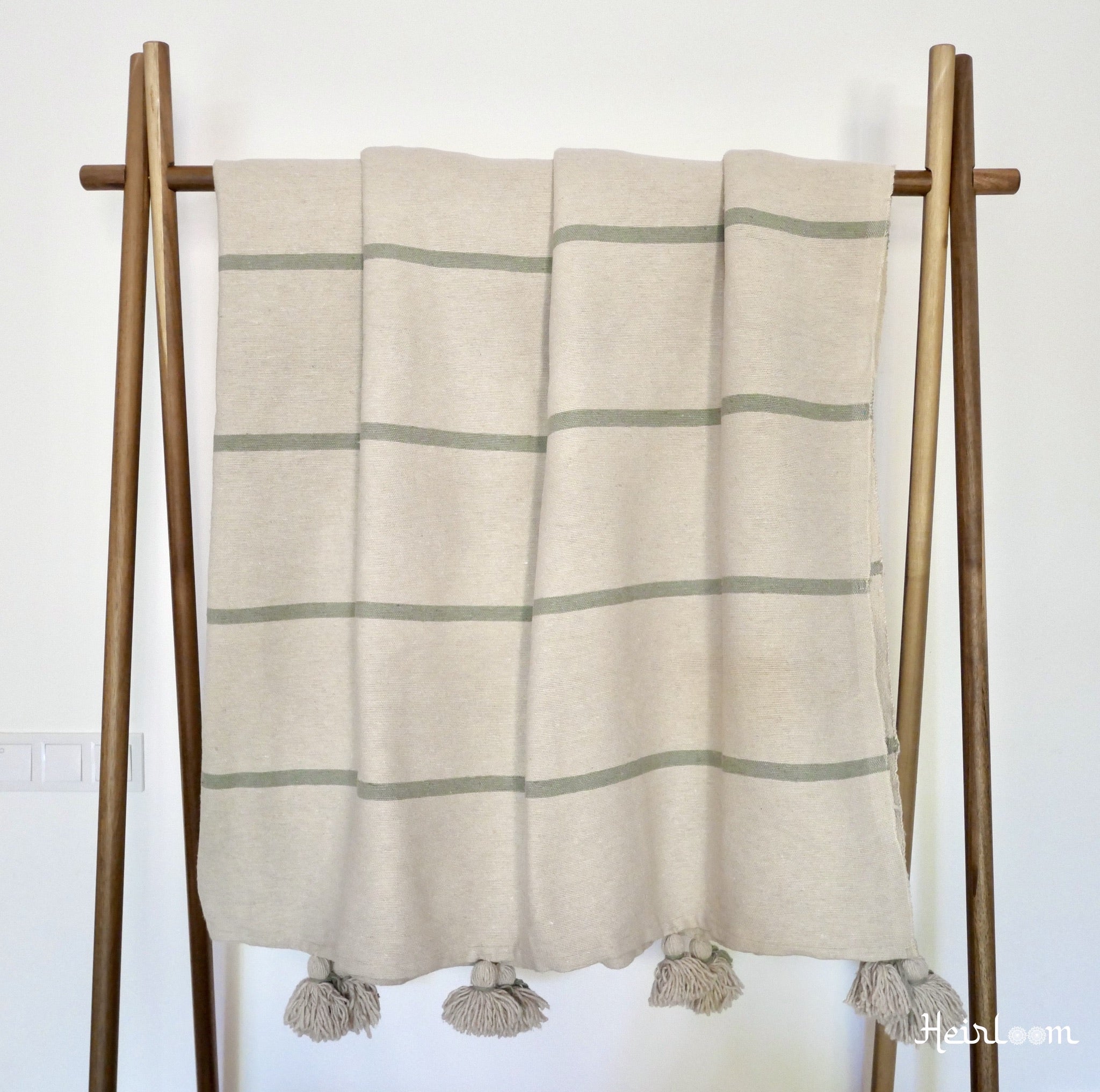 Couvre-lit rayé et ses coussins assortis- Édition Crème et Olive - The Moroccan Vibrations