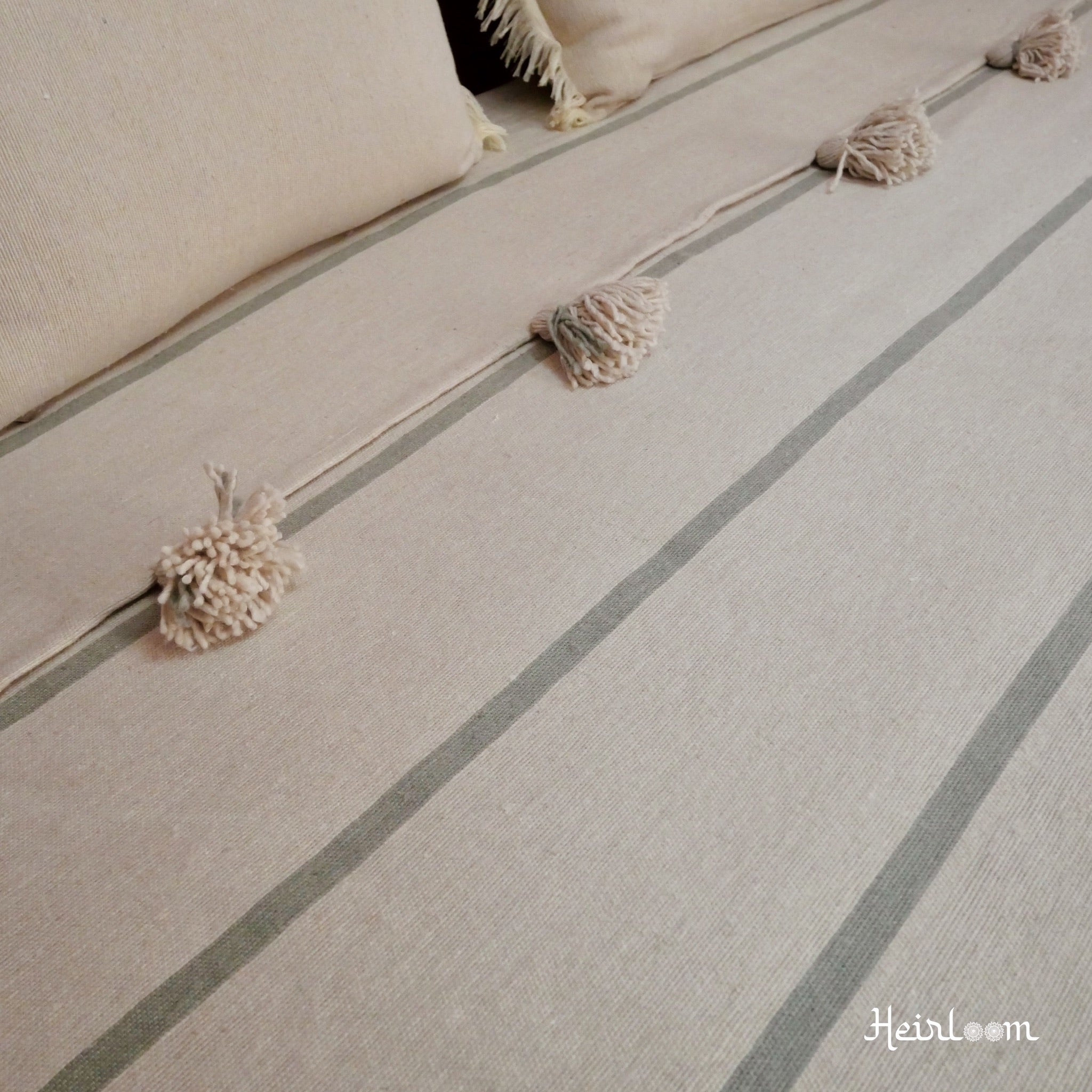 Couvre-lit rayé et ses coussins assortis- Édition Crème et Olive - The Moroccan Vibrations