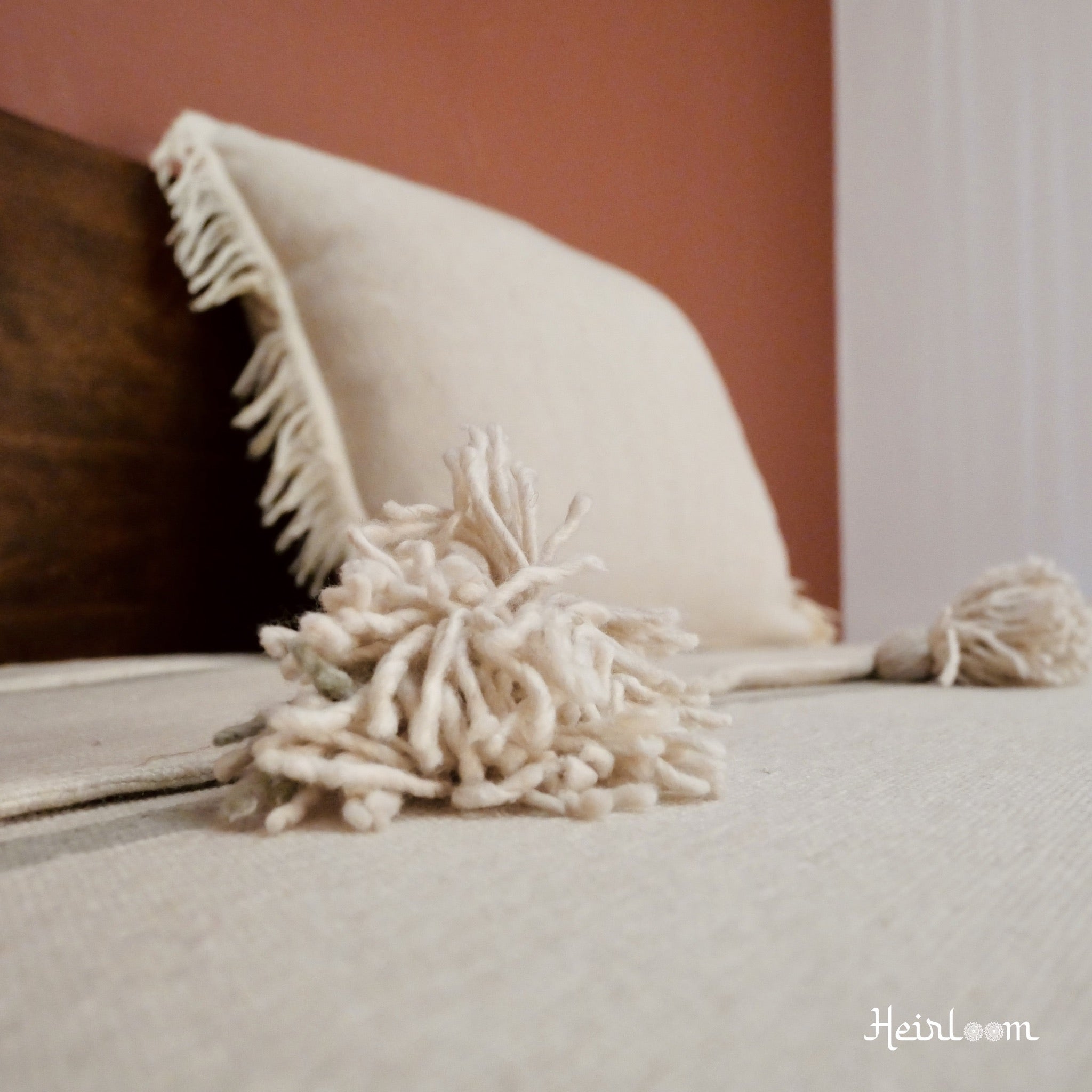 Couvre-lit rayé et ses coussins assortis- Édition Crème et Olive - The Moroccan Vibrations