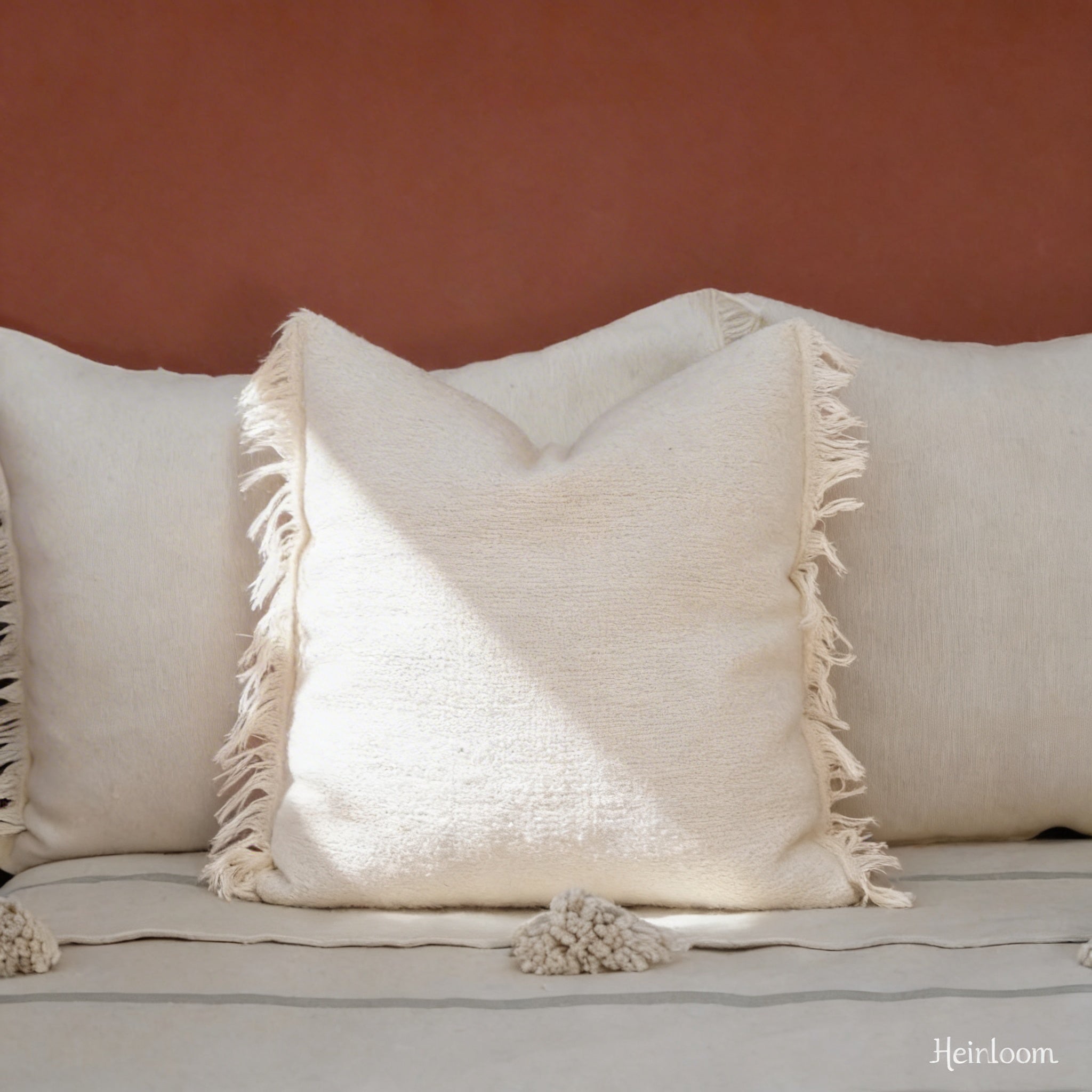 Ensemble Déco "Douceur Rayée" – Édition Olive | 4 Coussins Assortis & Plaid Élégant - The Moroccan Vibrations