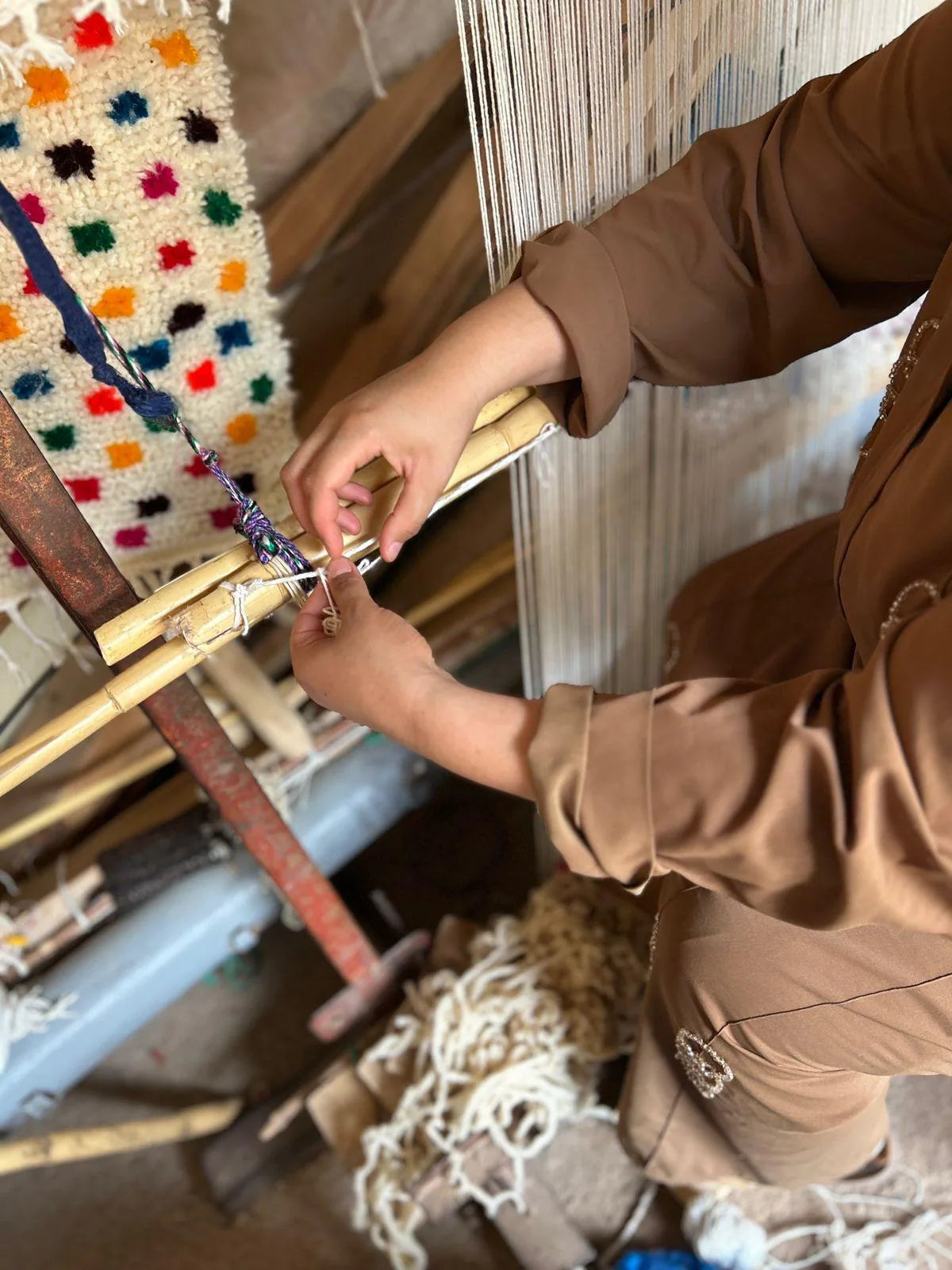 Tapis Azilal Marocain en Laine – Tissé à la Main par Artisans Berbères (Approx 39x59/100 x 150 cm)